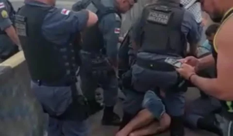 Policiais militares salvam homem que tentava se jogar de viaduto no Nova Cidade; VÍDEO