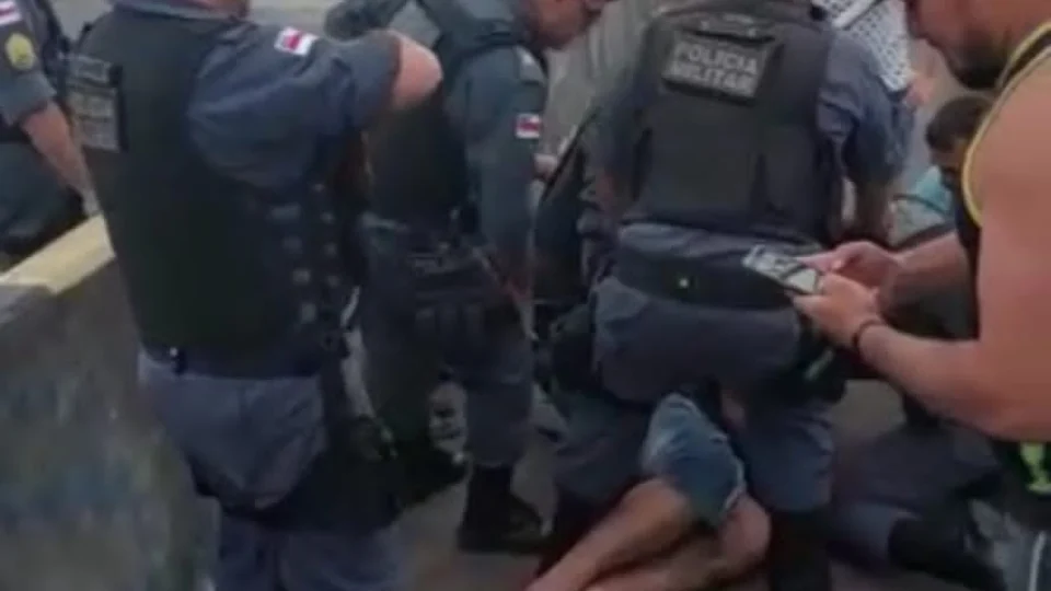 Policiais militares salvam homem que tentava se jogar de viaduto no Nova Cidade; VÍDEO