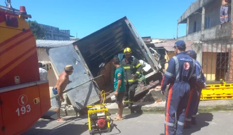 VEJA VÍDEO: caminhão baú invade casa e vítimas ficam presas entre as ferragens