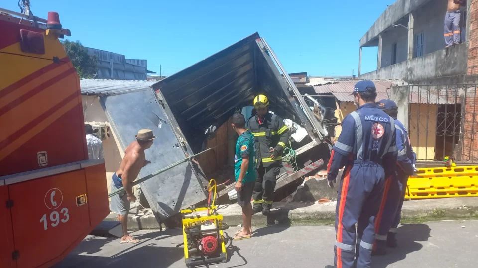 VEJA VÍDEO: caminhão baú invade casa e vítimas ficam presas entre as ferragens