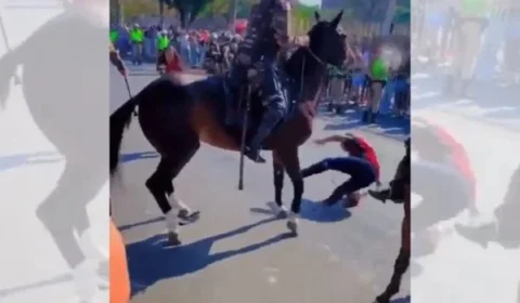 VEJA VÍDEO: torcedores do Flamengo são derrubados por cavalos da PM