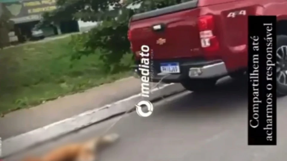 VEJA VÍDEO: carrocho é arrastado por caminhonete vermelha em Manaus