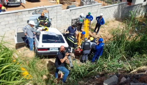 VEJA VÍDEO: vítimas ficam presas às ferragens após acidente com carro