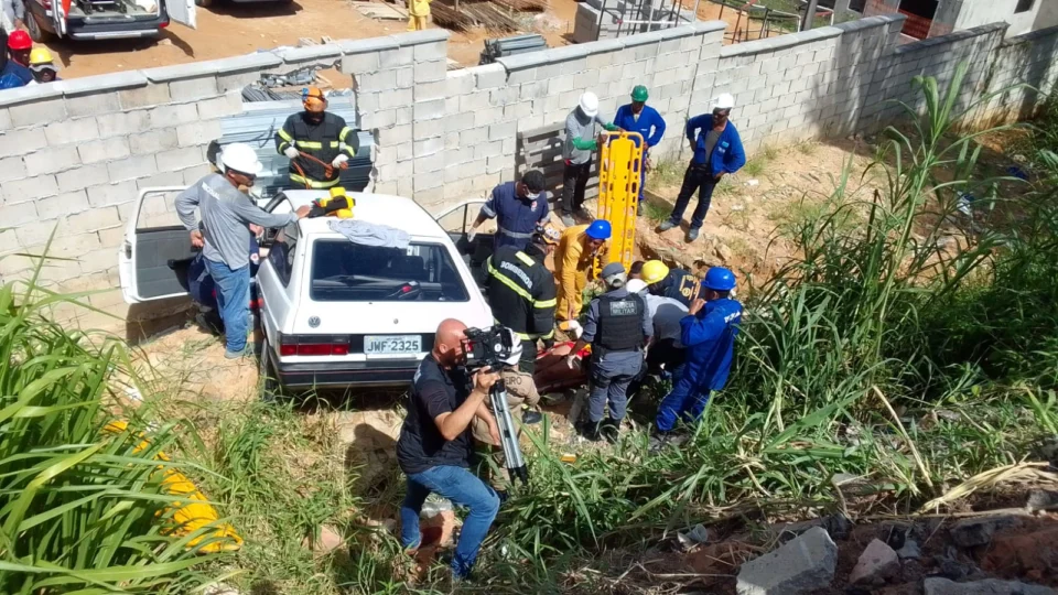VEJA VÍDEO: vítimas ficam presas às ferragens após acidente com carro