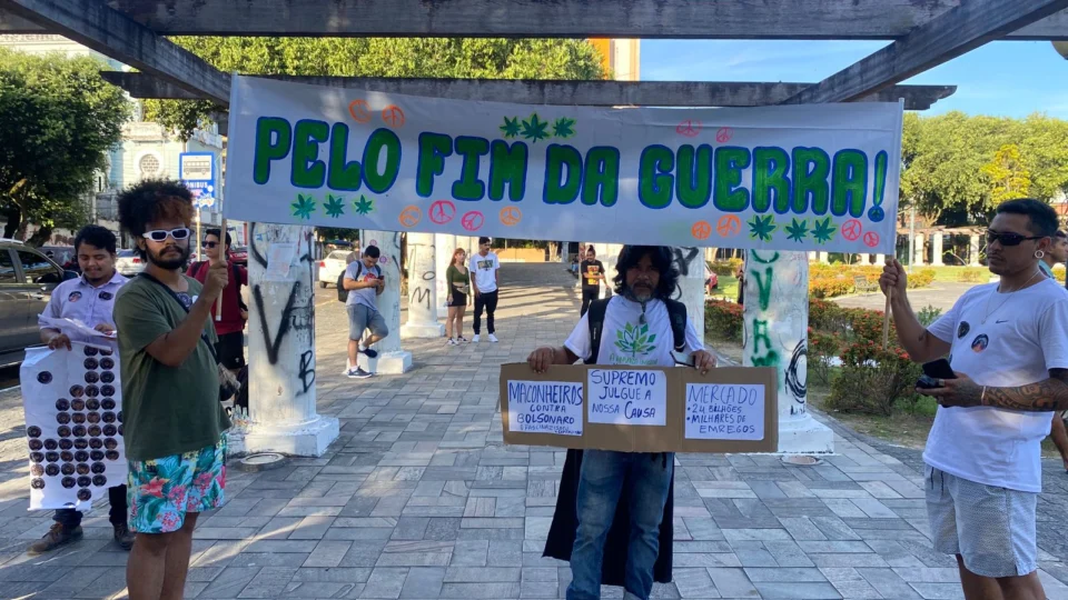 Marcha da Maconha defende legalização e fim do preconceito, em Manaus