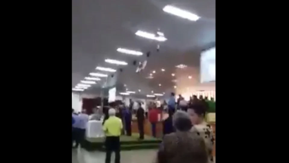 VEJA VÍDEO: pastor em Manaus é acusado por fiel de adultério durante culto