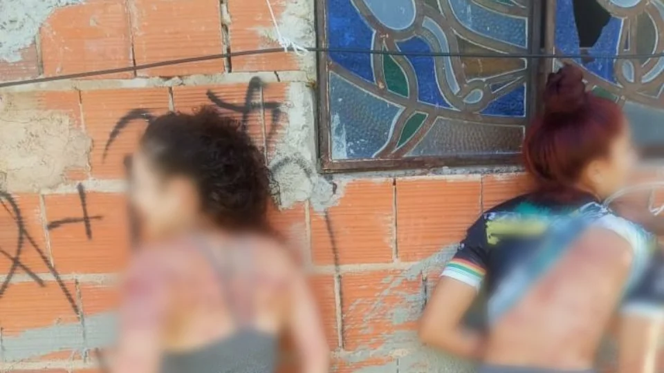 VEJA VÍDEO: possível tribunal do crime castiga mulheres à chicotadas