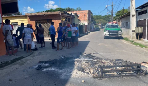 Moradores realizam manifestação após terem energia das residências cortada