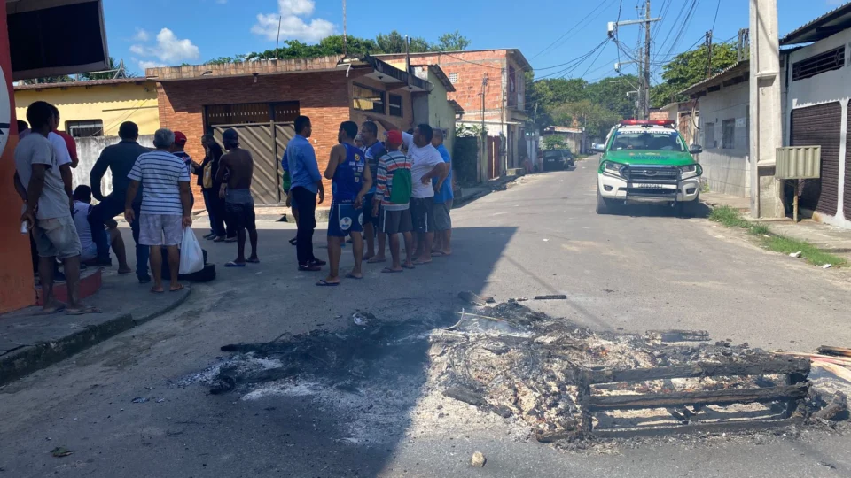 Moradores realizam manifestação após terem energia das residências cortada