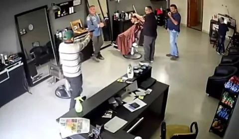 VEJA VÍDEO: homem mata barbeiro e cliente a tiros
