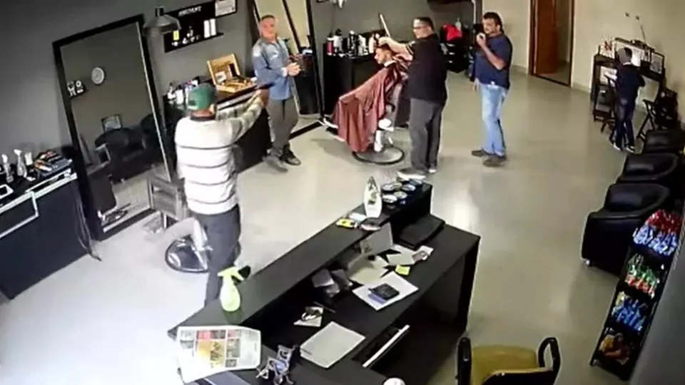VEJA VÍDEO: homem mata barbeiro e cliente a tiros