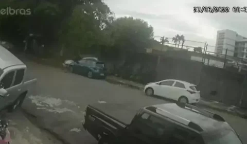 VÍDEO: Câmera registra momento em que veículo atropela idoso e invade prédio