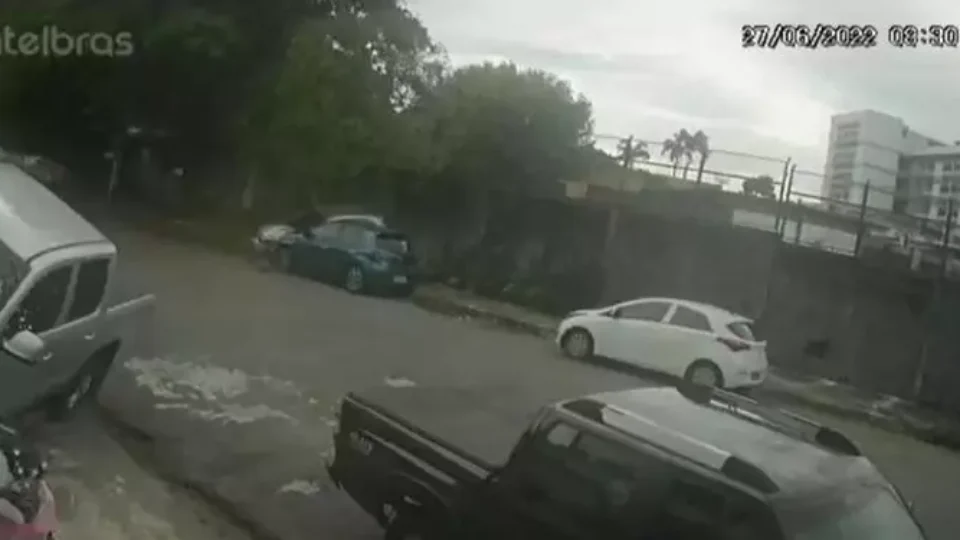 VÍDEO: Câmera registra momento em que veículo atropela idoso e invade prédio