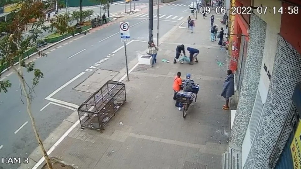 VEJA VÍDEO: Idoso é atacado e recebe ‘mata-leão’ durante assalto