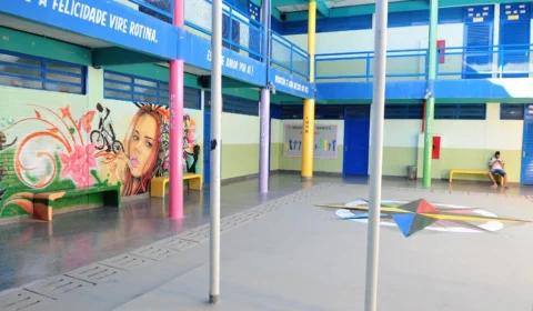 Aluno de 16 anos esfaqueia outros dois estudantes em escola