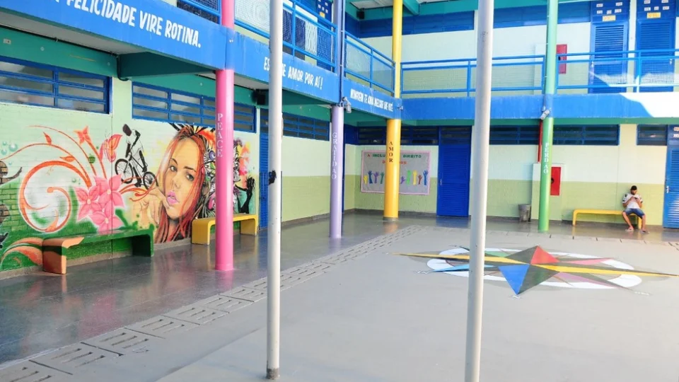 Aluno de 16 anos esfaqueia outros dois estudantes em escola