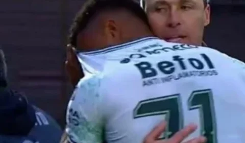 Jogador deixa campo chorando após sofrer ataques racistas durante partida