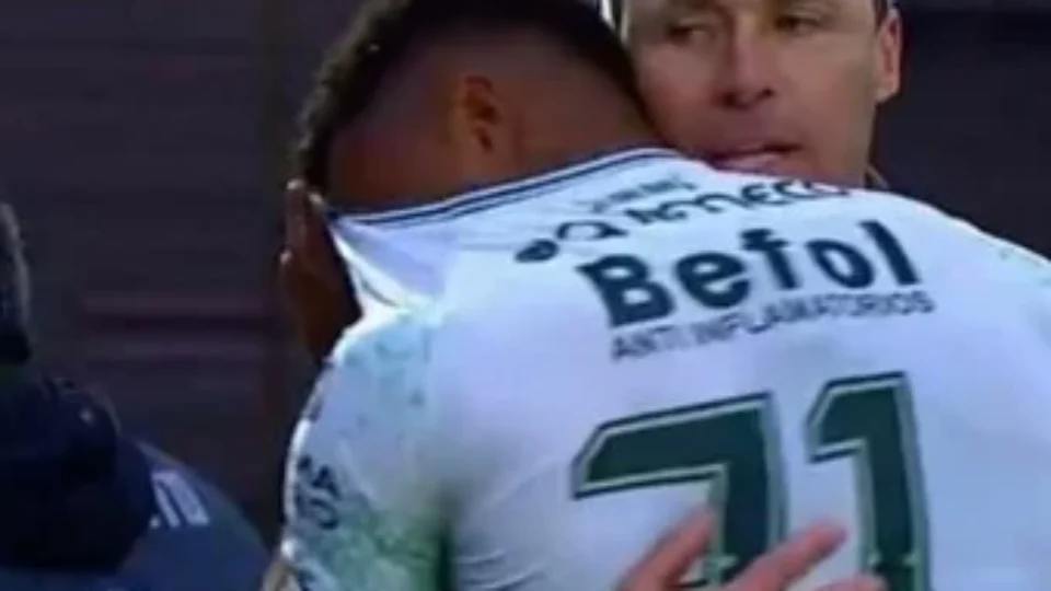 Jogador deixa campo chorando após sofrer ataques racistas durante partida