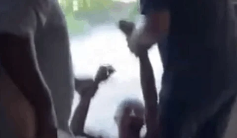 Prefeito arrasta idoso sem roupa e joga balde de água no homem; VÍDEO