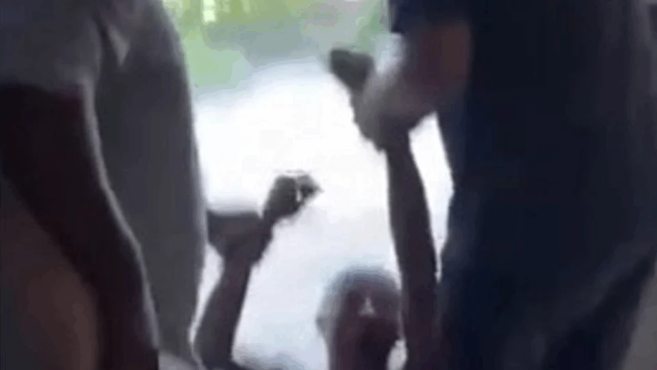 Prefeito arrasta idoso sem roupa e joga balde de água no homem; VÍDEO