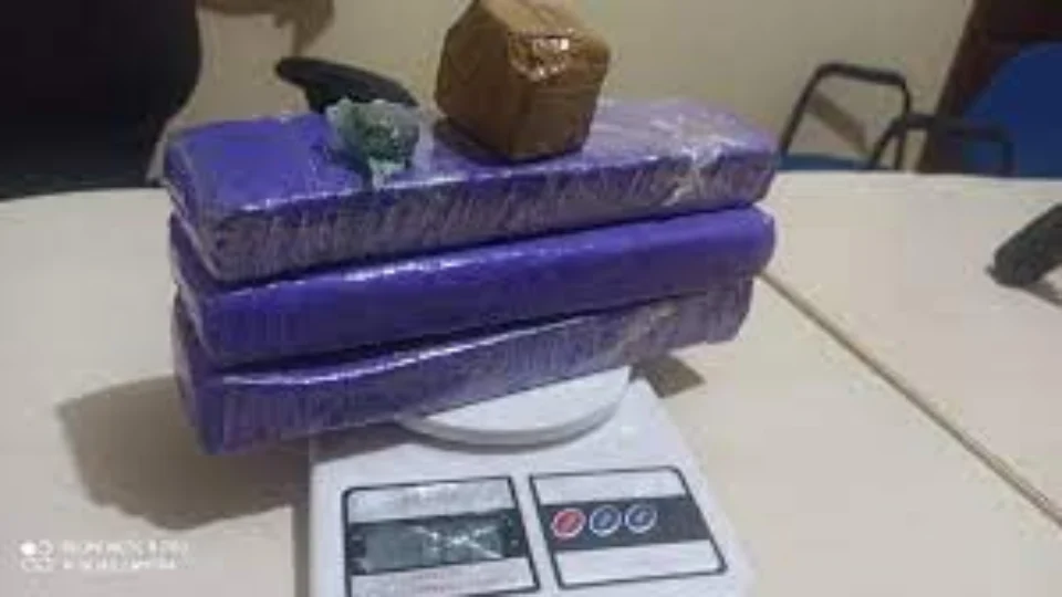 Trio é preso com quase 2 kg de maconha