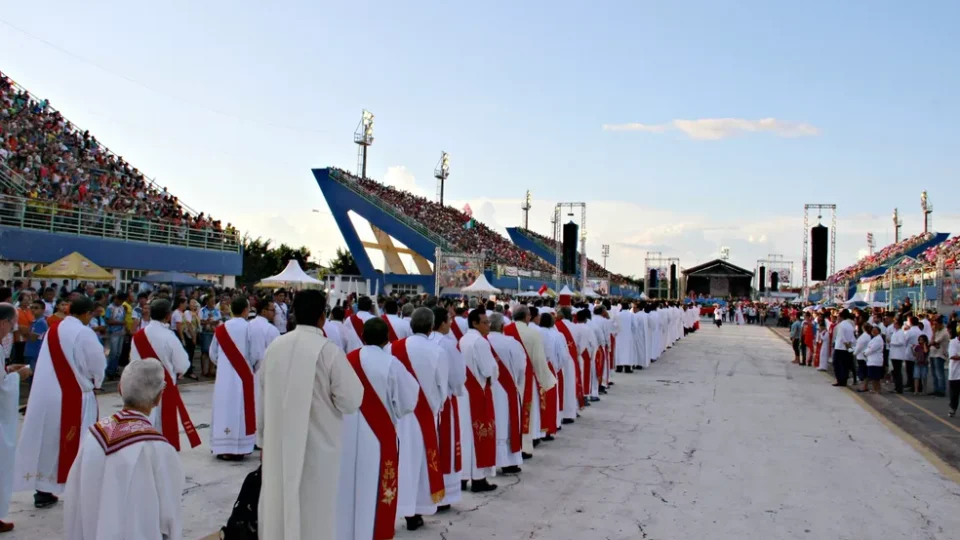 Trânsito e linhas de ônibus são alterados para Festa de Pentecostes; confira