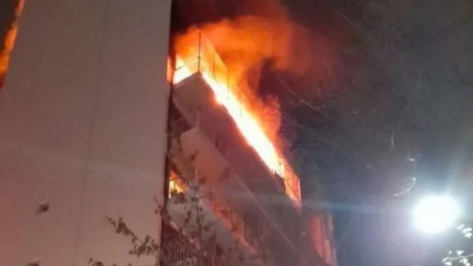 Incêndio em prédio residencial deixa ao menos 5 mortos