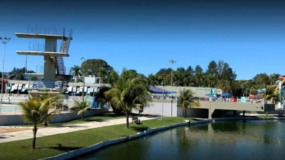 Jovem morre após pular de trampolim de piscina