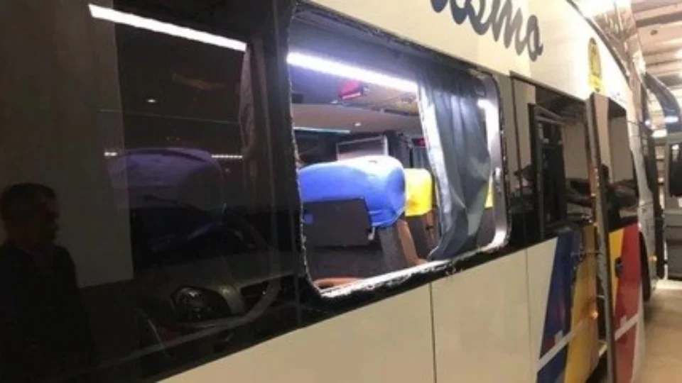 Ônibus do Boca é apedrejado antes de partida contra o Corinthians
