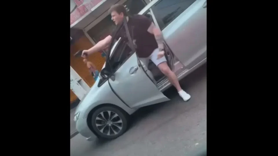 VÍDEO: Após confusão de trânsito, motorista saca arma e ameaça homem em Manaus