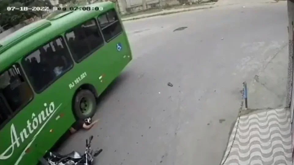 VEJA: Capacete salva motociclista de ter cabeça esmagada em acidente