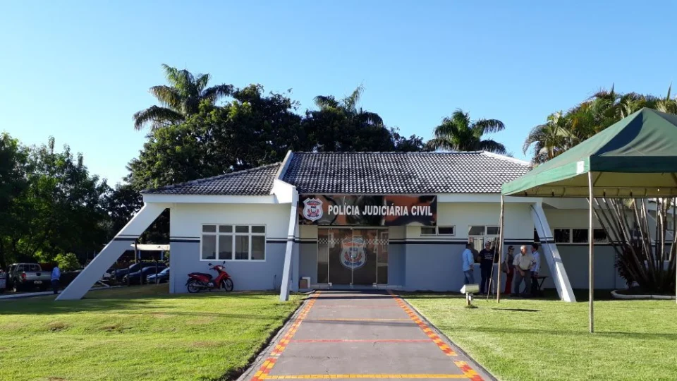 Homem é preso por fazer aborto na própria mulher e jogar feto no lixo