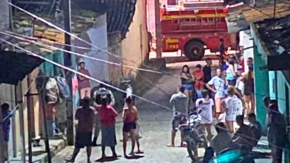 Adolescente de 15 anos ateia fogo na própria casa após surto psicótico