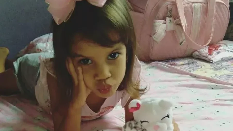 Criança de cinco anos morre após ser espancada por pai e madrasta