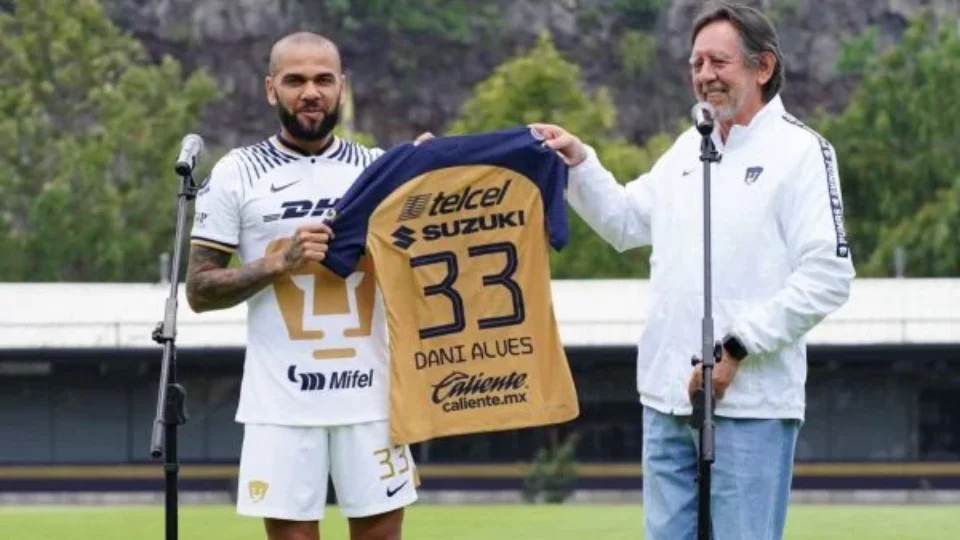 Daniel Alves é apresentado em time mexicano e cita Chaves e Chapolin