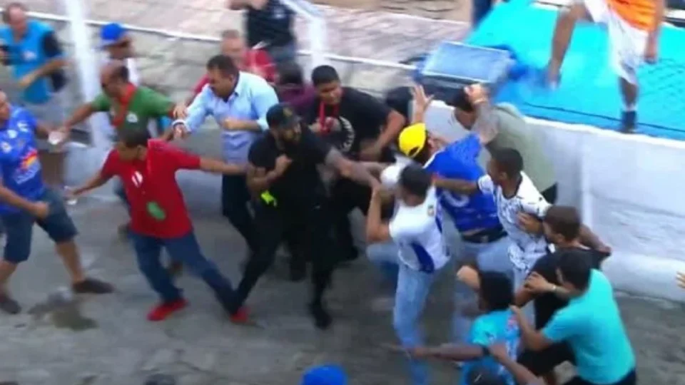 VEJA VÍDEO: Dirigentes de clubes baianos trocam socos antes de jogo