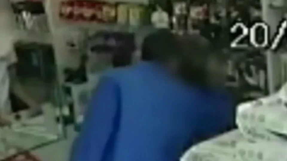 Veja vídeo: Bandido beija e abraça mulher durante assalto