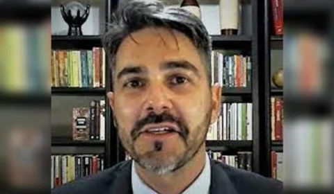 Professor universitário agride e ameaça ex-namorada de morte