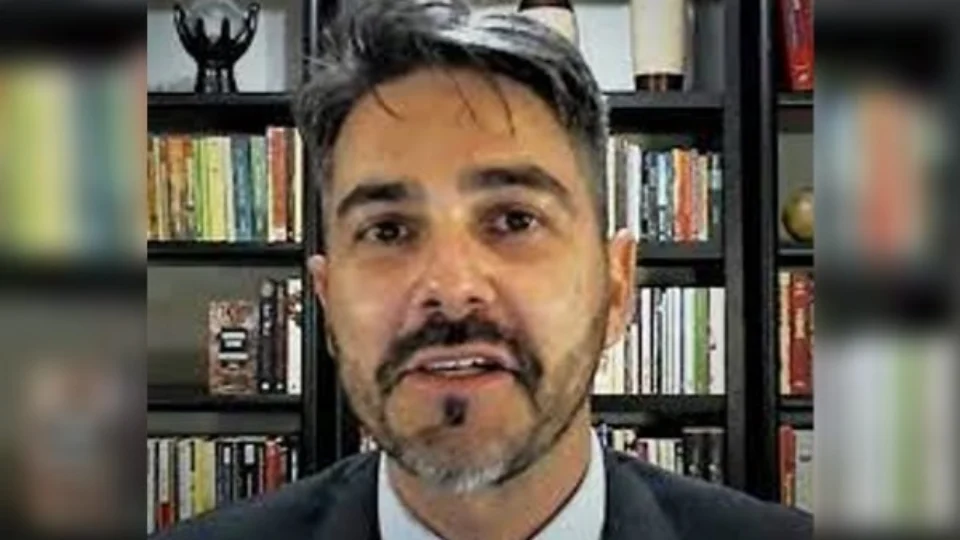 Professor universitário agride e ameaça ex-namorada de morte