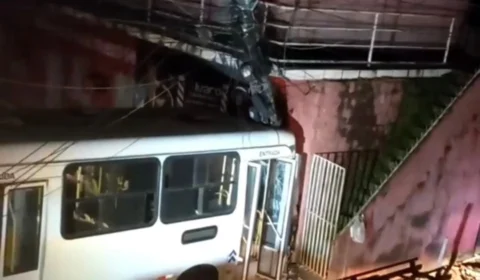 VÍDEO: Ônibus desgovernado atinge poste e deixa moradores do Santa Etelvina no escuro