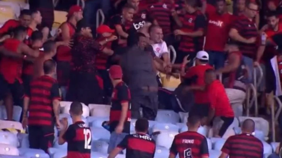 VEJA VÍDEO: Torcedores do Flamengo se envolvem em briga generalizada no Maracanã
