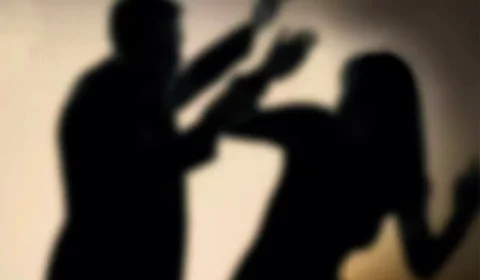 Homem dorme ao lado de amante após agredi-la até a morte