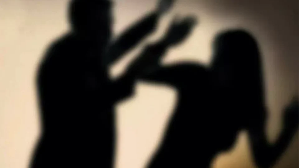 Homem dorme ao lado de amante após agredi-la até a morte