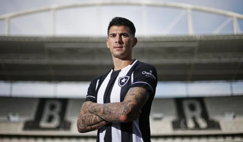 Zagueiro do Botafogo fratura ossos do rosto após choque com colega