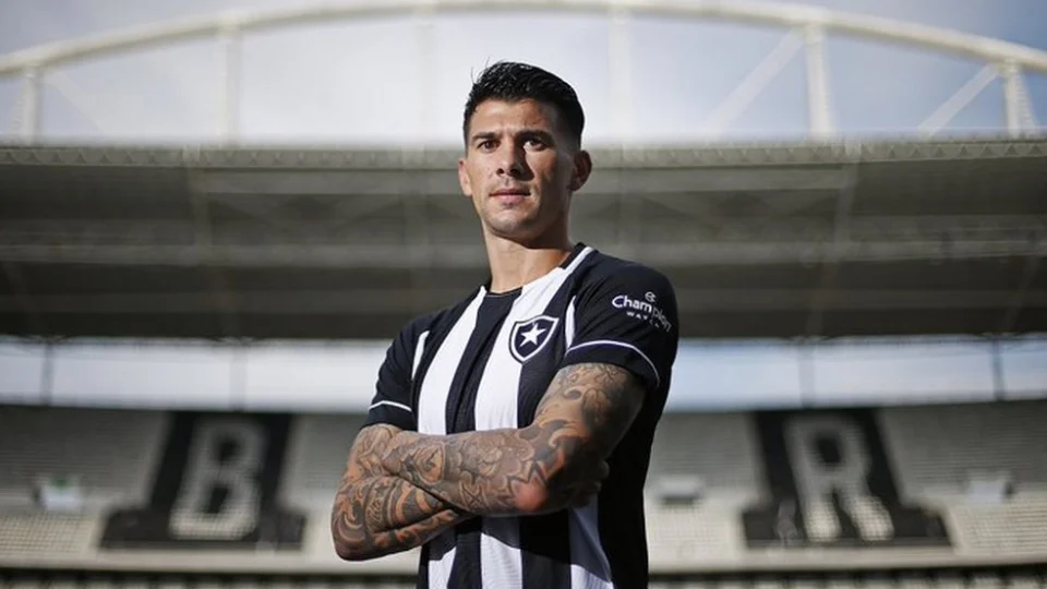 Zagueiro do Botafogo fratura ossos do rosto após choque com colega