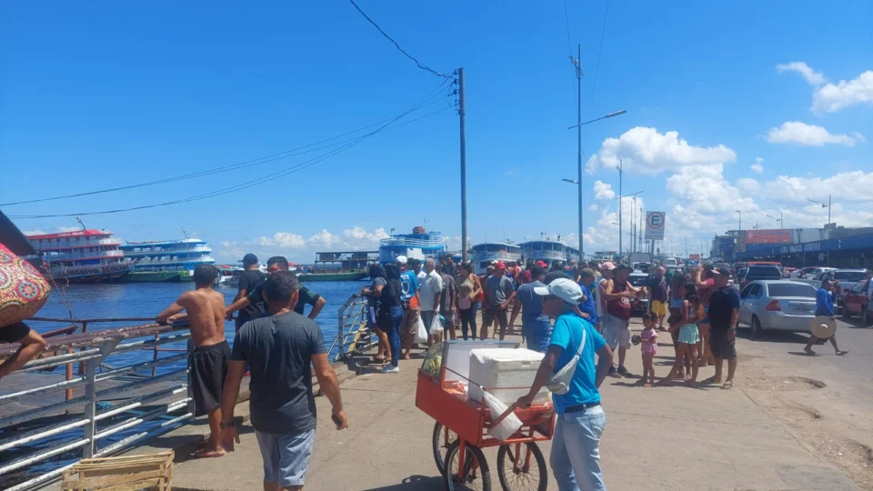 Homem é morto a tiros em balsa na Manaus Moderna; veja vídeo