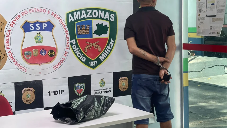 Homem tenta levar R$2 mil em frente à atendente de agência bancária