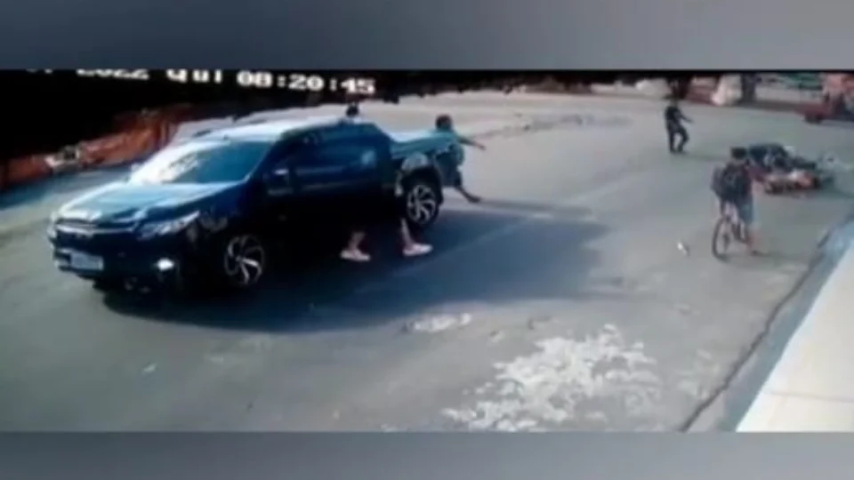 VÍDEO: Baleado em assalto, empresário atropela casal em moto a caminho de hospital