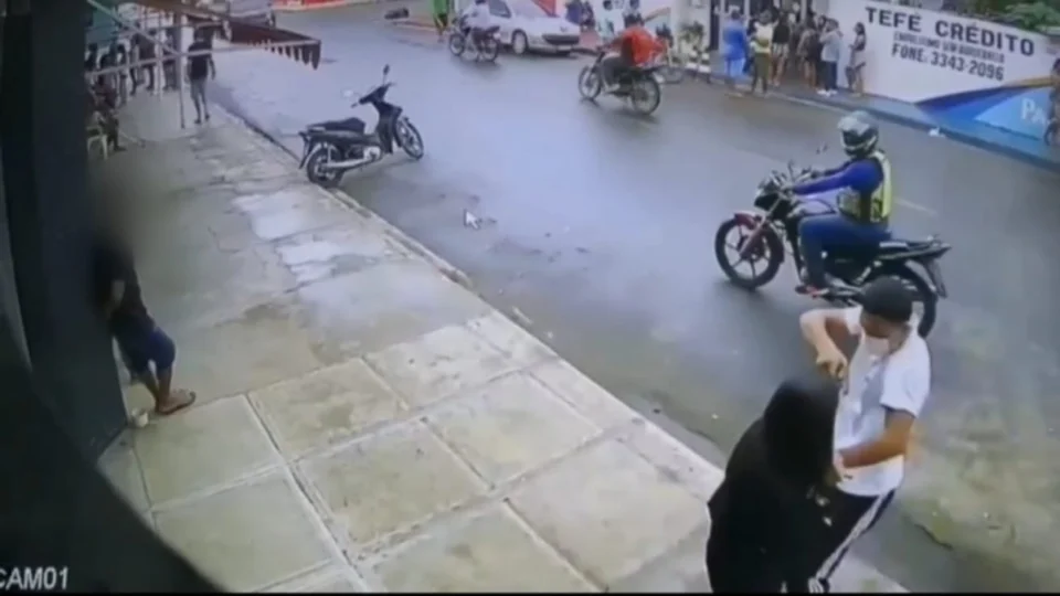 Criminosos roubam mulher que levava R$ 18 mil em rua no Amazonas