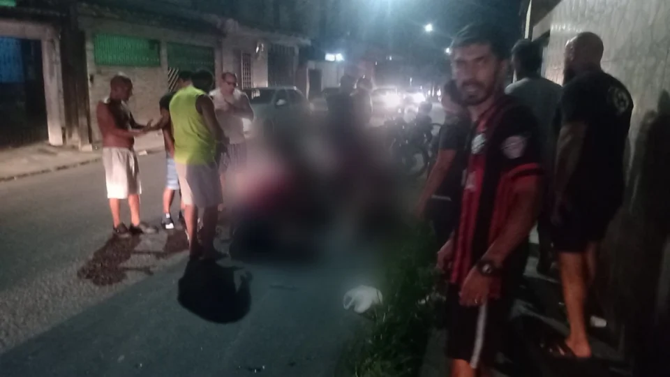 VÍDEO: Homem fica com a perna destruída após cair de motocicleta em Manaus